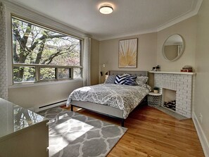 2 chambres, bureau, fer et planche à repasser, lit parapluie