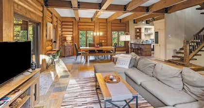 Log Chalet ~ Spa & Firepit ~ Arcade, Billiards & Foosball ~ Walk to the Hill