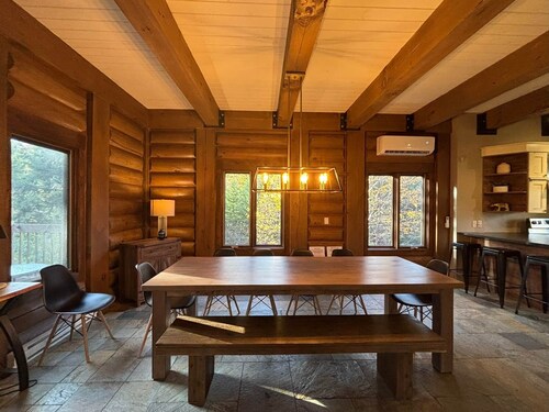 Log Chalet ~ Spa & Firepit ~ Arcade, Billiards & Foosball ~ Walk to the Hill