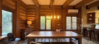 Log Chalet ~ Spa & Firepit ~ Arcade, Billiards & Foosball ~ Walk to the Hill