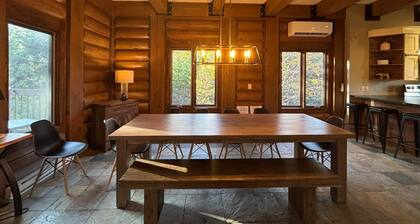 Log Chalet ~ Spa & Firepit ~ Arcade, Billiards & Foosball ~ Walk to the Hill