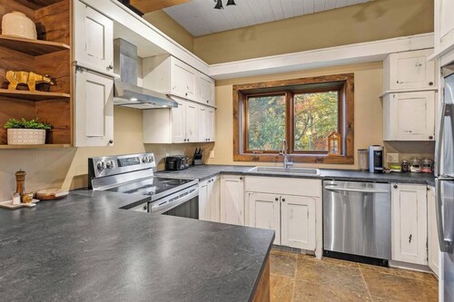 Spa~Firepit~Gameroom~Fireplace~AC~Walk to the Hill
