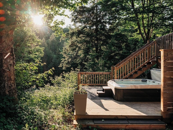 Outdoor spa tub