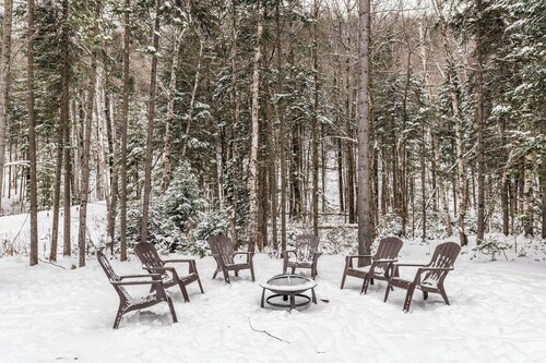 Spa, Climbing Wall, Arcade, Fire Pit ~ Tremblant, Skiing & Tubing Nearby!