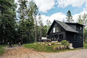 Exterior - Mont Blanc ~ The Summit ~ Spa, Climbing Wall & Arcade! (Saint-Faustin-Lac-Carré)