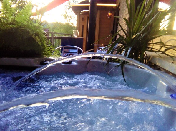 Outdoor spa tub