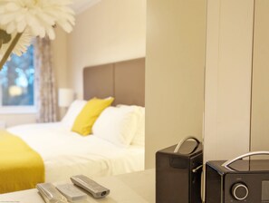 1 bedroom, free WiFi, bed sheets - Elm Lodge -  a lodge/cabin that sleeps 3 guests  in 1 bedroom (Bosham)