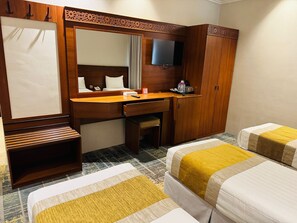 Standard Triple Room, City View | Wardrobe