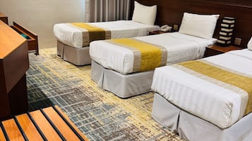 Chambre Triple Standard, vue ville | Coffres-forts dans les chambres, fer et planche à repasser