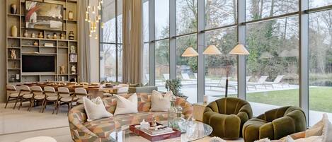 Smart-tv en een open haard