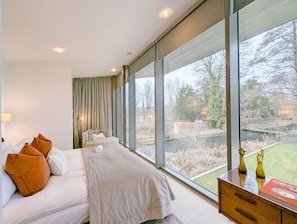 7 bedrooms, iron/ironing board, WiFi, bed sheets