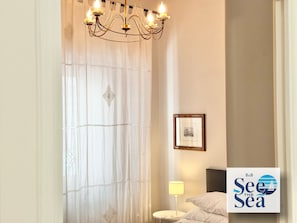 Desk, laptop workspace, free WiFi - See The Sea B&B (Salerno)