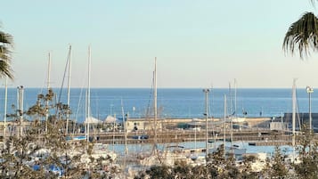 Habitación cuádruple de lujo, balcón, vistas al mar | Escritorio, espacio para trabajar con un portátil, wifi gratis