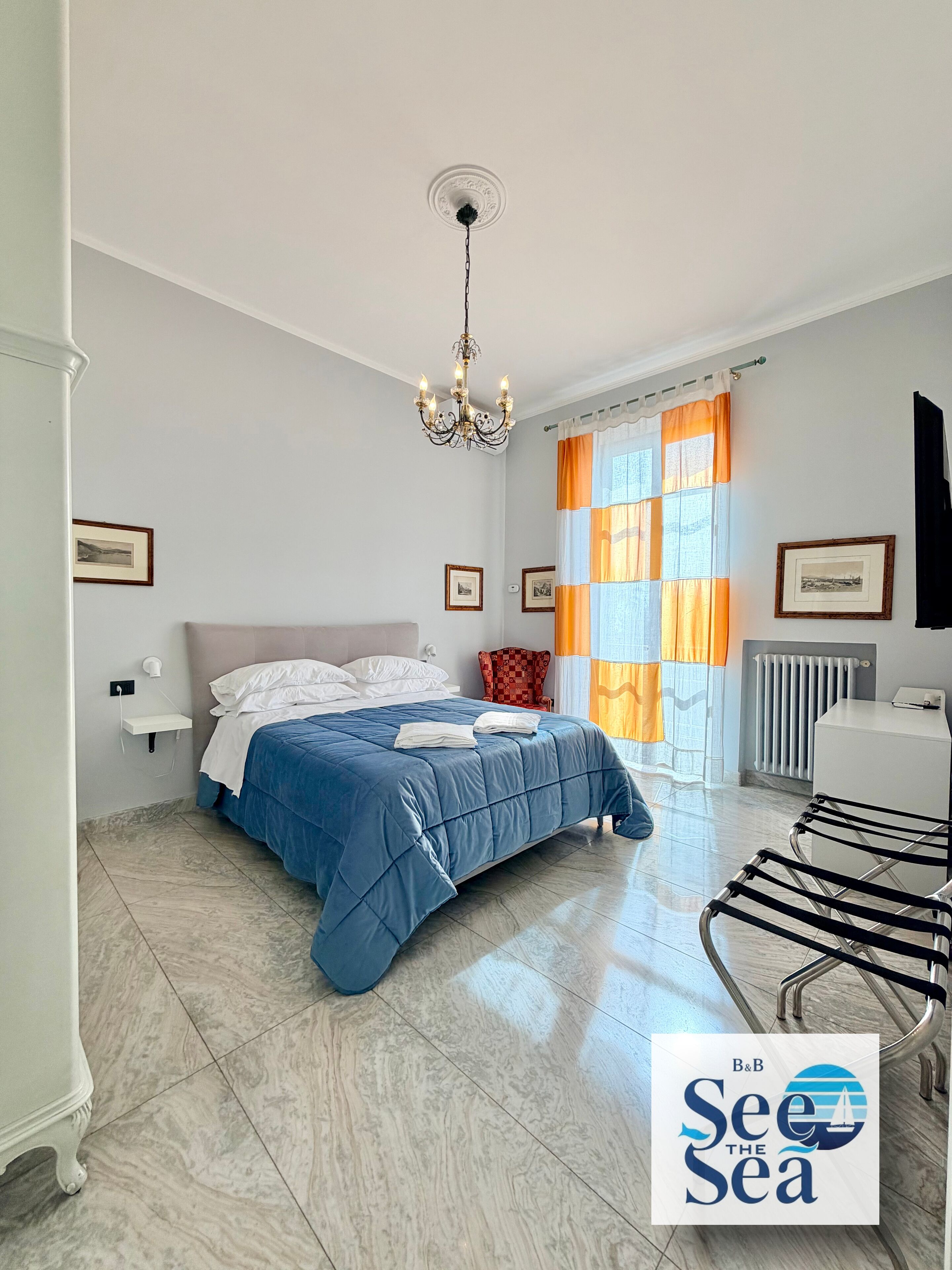 Escritorio, espacio para trabajar con laptop y wifi gratis 