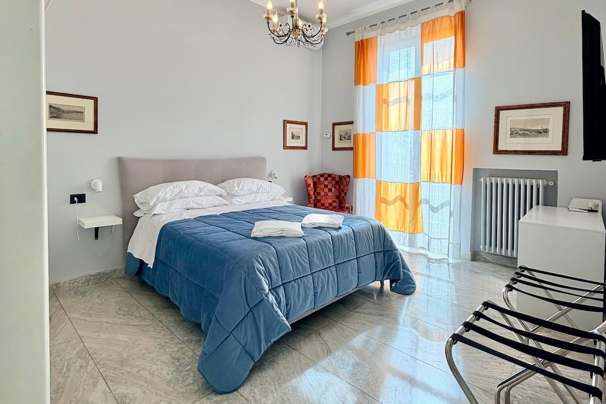 Lyxigt fyrbäddsrum - balkong - havsutsikt | Skrivbord, arbetsyta för laptop och gratis wi-fi