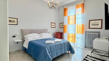 Chambre Quadruple Luxe, balcon, vue mer | Bureau, espace de travail pour ordinateur portable, Wi-Fi gratuit