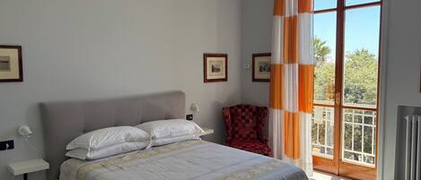 Luxe vierpersoonskamer, balkon, uitzicht op zee | Een bureau, een laptopwerkplek, gratis wifi