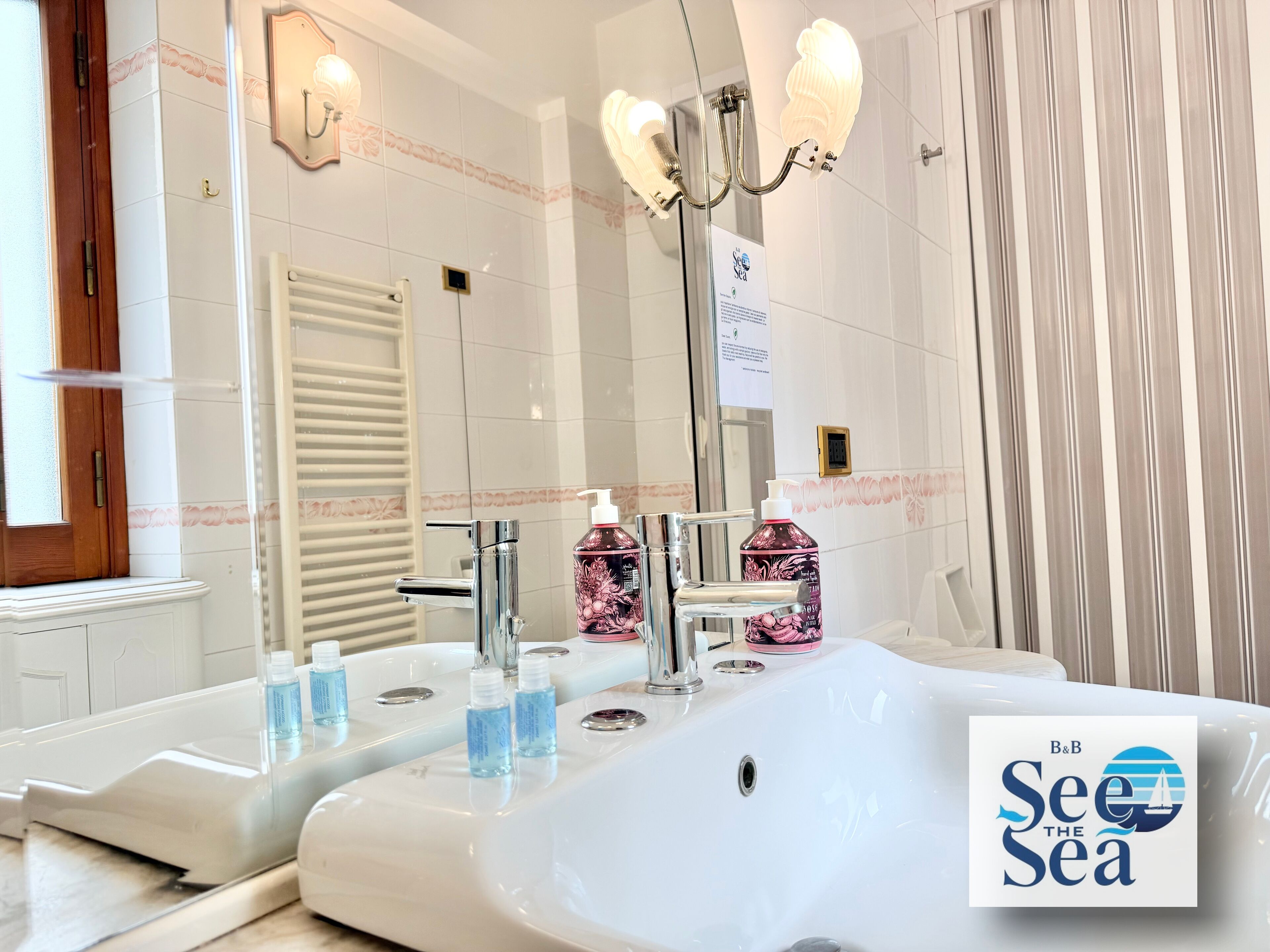 Chambre Double, vue cour intérieure | Salle de bain | Douche, articles de toilette gratuits, sèche-cheveux, chaussons