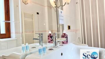 Chambre Double, vue cour intérieure | Salle de bain | Douche, articles de toilette gratuits, sèche-cheveux, chaussons