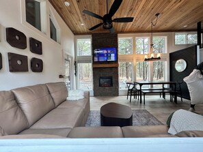 Televisión y chimenea 