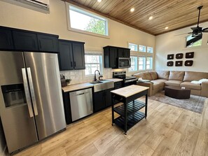 Een microgolfoven, een oven, een kookplaat, een vaatwasser