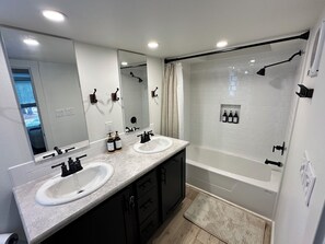 Douche, séchoir à cheveux, serviettes fournies, savon