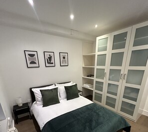 2 bedrooms, iron/ironing board, Internet, bed sheets