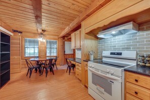 Jääkaappi, mikroaaltouuni, uuni, keittoastiat/astiat/ruokailuvälineet