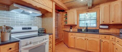 Jääkaappi, mikroaaltouuni, uuni, keittoastiat/astiat/ruokailuvälineet