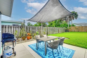 Outdoor dining - Walk to Shore + Pier: Family Home in Ormond Beach (Ormond Beach)