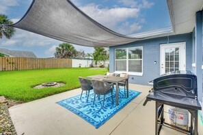Outdoor dining - Walk to Shore + Pier: Family Home in Ormond Beach (Ormond Beach)