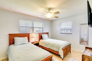 2 bedrooms, desk, WiFi, bed sheets - Walk to Shore + Pier: Family Home in Ormond Beach (Ormond Beach)