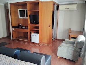 Suite estándar, vista a la ciudad | Caja de seguridad en la habitación y wifi gratis 