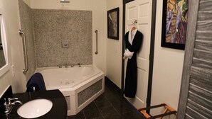 Un baño con bañera, lavabo y ducha.