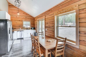 Jääkaappi, mikroaaltouuni, liesi, astianpesukone
