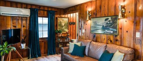 Una televisión, una chimenea