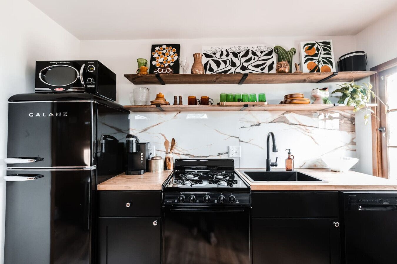 Jääkaappi, mikroaaltouuni, uuni, astianpesukone