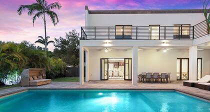 New Central Miami Home, Sleeps 20, 70' TV, Pool, Game Room, Spacious Backyard