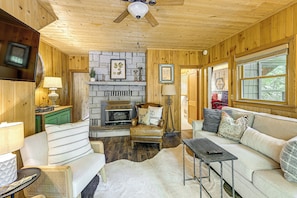 TV, fireplace