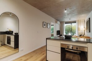 Apartamento, 2 quartos | Cozinha privada | Geladeira grande, micro-ondas, fogão, cooktop