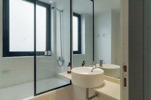 Apartamento, 2 quartos | Banheiro | Chuveiro/banheira combinados, produtos de toalete grátis