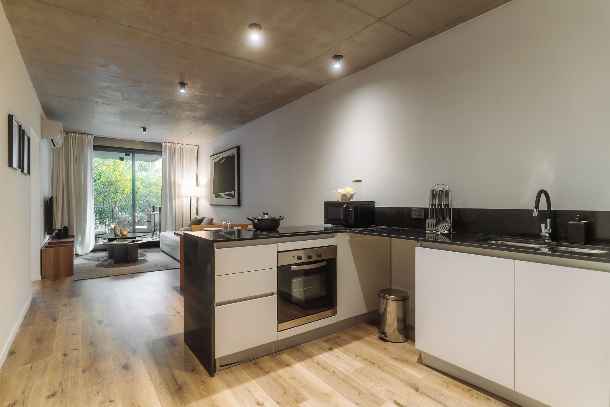 Full-sized fridge, microwave, oven, stovetop