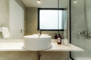 Apartamento, 2 quartos | Banheiro | Chuveiro/banheira combinados, produtos de toalete grátis