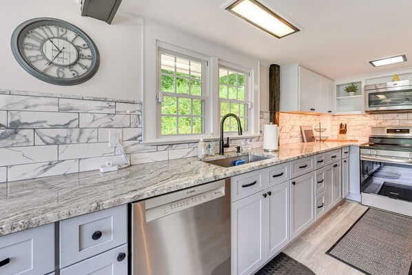 Fridge, microwave, stovetop, dishwasher
