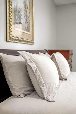 5 habitaciones, tabla de planchar con plancha, wifi y ropa de cama 