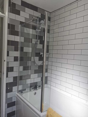 Bathroom - 1 Bedroom Marina Flat - sleeps 2 - near Beach and Swansea Arena (Swansea)