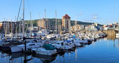 1 Bedroom Marina Flat - sleeps 2 - near Beach and Swansea Arena