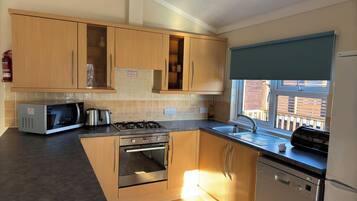 Mesin pencuci piring dan peralatan masak/sendok-piring