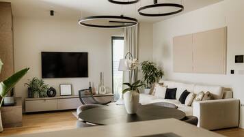 Een smart-tv en een open haard