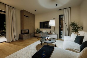 Smart TV, fireplace